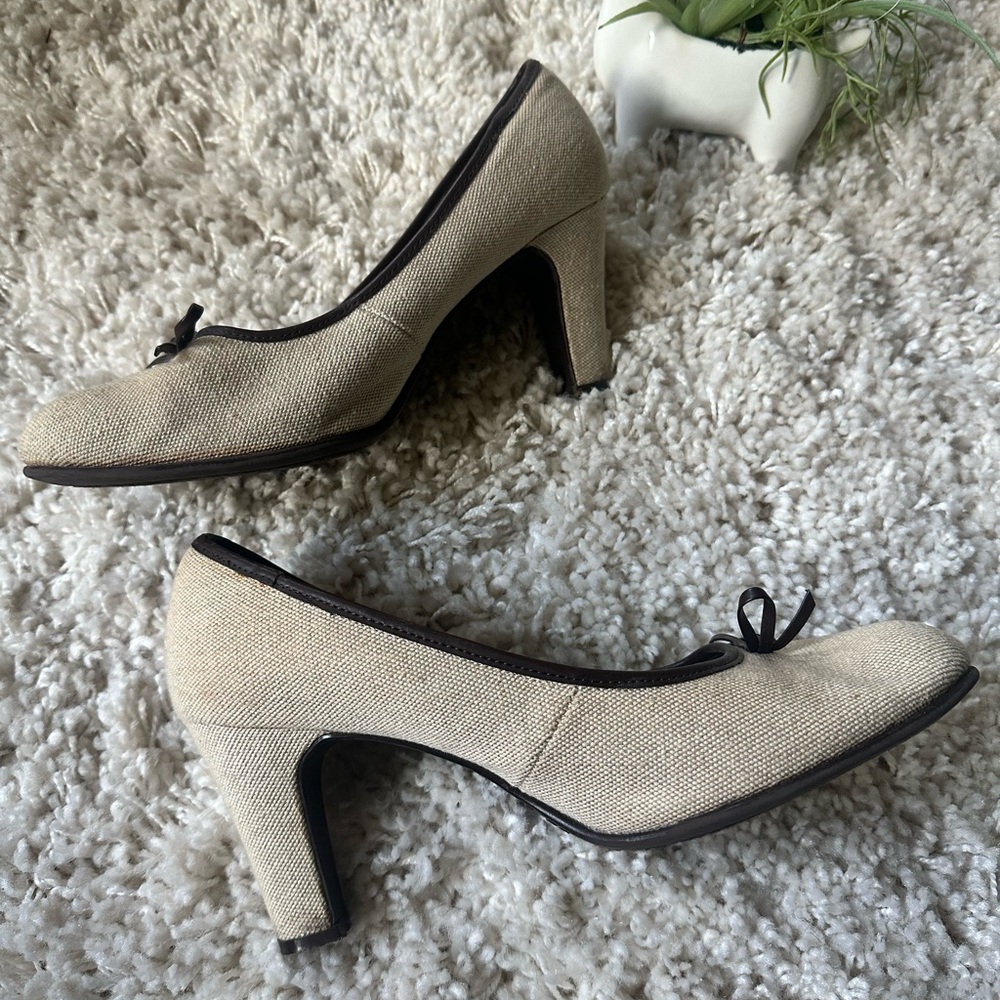 Predictions Cream colored brown accent vintage short thick heel fabric p…